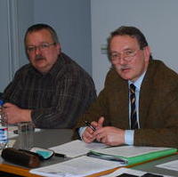 Bild vergrößern:Der Vorsitzende der Fraktion CDU/BfM im Stadtrat Wigbert Schwenke MdL und der CDU-Kreisvorsitzende Jürgen Scharf MdL bei einer Beratung