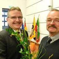 Bild vergrößern:Fraktionsvorsitzender Wigbert Schwenke MdL gratuliert, dem wiedergewählten Beigeordneten für Finanzen und Vermögen, Klaus Zimmermann (v.r.n.l.)