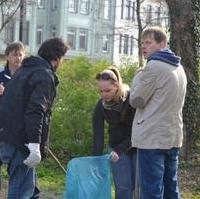 Bild vergrößern:Halfen auch mit das Gebiet am Kriegerdenkmal Fermersleben zu säubern. Stadtrat Andreas Schumann, Fraktionsgeschäftsführer Tobias Krull, Fraktionsreferentin Jana Lesniak und Timo Schulze vom CDU-Ortsverband Südost (v.l.n.r.)