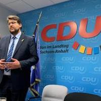 Bild vergrößern:Der Landtagsabgeordnete Tobias Krull bei einem Vortrag vor einer Besuchergruppe im Landtag am 03. März dieses Jahres.