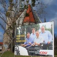 Bild vergrößern:Eines der Plakate mit denen die Magdeburger Landtagskandidaten der CDU um das Vertrauen und die Stimmen der Wählerinnen und Wähler werben. Im Hintergrund die Magdeburger Johanniskirche. 