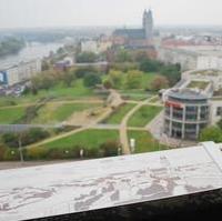 Bild vergrößern:Eine der neuen Panoramatafeln die auf der  Aussichtsplattform des Südturmes der Johanniskirche installiert wurden. 