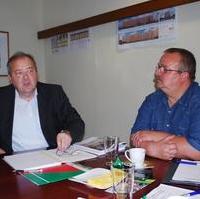 Bild vergrößern:Der WOBAU-Geschäftsführer Heinrich Sonsalla und der Ratsfraktionsvors. Wigbert Schwenke MdL am Rande einer Beratung. (v.l.n.r.)