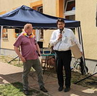 Bild vergrößern:Am 13. Juli übergab Tobias Krull MdL (r.) beim Kindersommerfest der Jugendhilfeverbundes Magdeburg einige Spenden, darunter die Terminplaner des Landtags für das kommende Schuljahr.