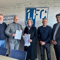 Bild vergrößern:Übergabe eines Fördermittelbescheides an den 1. FC Magdeburg
