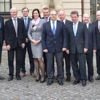 Bild vergrößern:Die Landesregierung Sachsen-Anhalts kam zu ihrer Kabinettssitzung in das Magdeburger Rathaus. Ministerpräsident Rainer Haseloff (Mitte) trug sich auch in das Goldene Buch der Stadt ein.