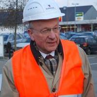 Bild vergrößern:Der Minister für Landwirtschaft und Umwelt Dr. Hermann Onko Aeikens am Rande einer Veranstaltung in Magdeburg