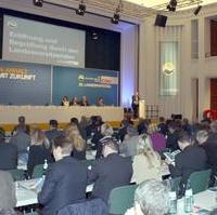 Bild vergrößern:Blick auf das Podium beim 22. Landesparteitag der CDU Sachsen-Anhalt