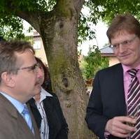 Bild vergrößern:Im Gespräch am Rande der Eröffnung der TexasKiste, der Beigeordnete für Finanzen und Vermögen Klaus Zimmermann und Jens Eckhardt, Vorstandsmitglied der Sparkasse Magdeburg (v.l.n.r.)