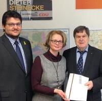 Bild vergrößern:Der CDU-Kreisvorsitzende Tobias Krull und die CDU-Kreisgeschäftsführerin Doris Memmler gratulieren Landtagspräsident Dieter Steinecke zu seiner 40jährigen CDU-Mitgliedschaft (v.l.n.r.) 