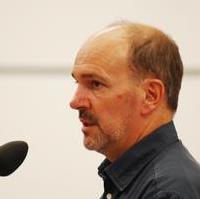Bild vergrößern:Stadtrat Frank Schuster bei einer Rede im Magdeburger Stadtrat