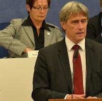 Bild vergrößern:Der Wirtschaftsbeigeordnete Rainer Nitsche überreicht während der Stadtratssitzung dem Oberbürgermeister die Auszeichnung 