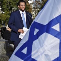 Bild vergrößern:Der CDU-Kreisvorsitzende Tobias Krull MdL spricht bei einer Solidaritätsdemonstration für Israel am 11. Oktober in Magdeburg.