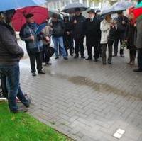 Bild vergrößern:Stadtrat Hubert Salzborn (2.v.r.) bei der Verlegung der Stolpersteine für das Ehepaar Litmanowitz