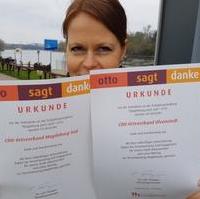 Bild vergrößern:Stellvertretend nahm Julia Steinecke die Dankesurkunden für die Beteiligung der CDU-Ortsverbände Süd und Olvenstedt an der Kampagne Magdeburg putzt sich am 13. April entgegen. 