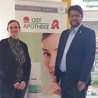 Bild vergrößern:Tobias Krull zu Besuch bei der Apothekerin Julia Brötzmann in der Ost-Apotheke am 10. Mai 