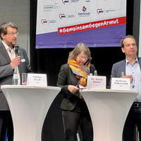 Bild vergrößern:Tobias Krull (g.l.) spricht bei der AWO-Armutskonferenz am 10. November in der Messe Magdeburg. 