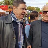 Bild vergrößern:Stadtrat Bernd Heynemann mit dem Schausteller Karl Welte bei der Eröffnung der 1009. Magdeburger Herbstmesse am 20.09.2019 (v.l.n.r.)