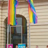 Bild vergrößern:Hissen der Regenbogenflaggen zum Start der CSD-Aktionswochen am 09. August vor dem Alten Rathaus. 