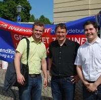 Bild vergrößern:Die jungen CDU-Stadträte bzw. Stadtratskandidaten Daniel Kraatz, Manuel Rupsch und Fabian Herrmann bei der Aktion JUGEND bildet MEINUNG des Stadtjugendrings Magdeburg e.V. (v.l.n.r.)