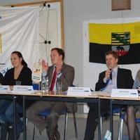 Bild vergrößern:Einige der Landesvorstandsmitglieder und Gäste auf dem Podium des Landestages.  Julia Scheffler und Freya Gergs ( beide stellv. Landesvorsitzende Junge Union Sachsen-Anhalt), Gastrefernet Dr. Mario Voigt, Landesvorsitzender Sven Schulze, Tagungsleiterin Laura Kolze. (v.l.n.r.)