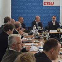 Bild vergrößern:Diskussion beim Arbeitskreis Große Städte der Kommunalpolitischen Vereinigung von CDU und CSU, u.a. mit dem Beauftragten Große Städte der CDU/CSU-Bundestagsfraktion Kai Wegner MdB (2.v.r.), zur Rolle der Union in Großstädten