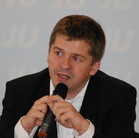 Bild vergrößern:Der Landesvorsitzende Sven Schulze spricht bei der JU-Ostkonferenz
