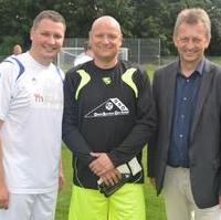 Bild vergrößern:Aktiv beim Eröffnungsspiel des neuen Sportplatzes in Pechau Stadtrat Manuel Rupsch, Ortschaftsrat Markus Fleck und Stadtratsvorsitzende Andreas Schumann MdL (v.l.n.r.)