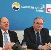 Bild vergrößern:Der CDU-Landesvorsitzende Thomas Webel und Ministerpräsident Dr. Reiner Haseloff MdL bei einer Diskussion mit den CDU-Kreisvorsitzenden aus Sachsen-Anhalt in Magdeburg (v.l.n.r.)