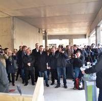 Bild vergrößern:Die Wohnungsbaugesellschaft Magdeburg mbH (WOBAU) feierte heute (27.03) Richtfest im neuen Domquartier. In der Danzstraße 11 wurde feierlich der Richtkrone gesetzt.