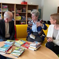 Bild vergrößern:Übergabe einer Bücherspende an die Grundschule Magdeburg-Olvenstedt.