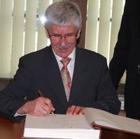 Bild vergrößern:Der Botschafter der Republik Slowenien S.E. Mitja Drobnic trägt sich in das Goldene Buch der Landeshauptstadt ein