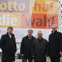 Bild vergrößern:Oberbürgermeister Dr. Lutz, Trümper, der Wirtschaftsbeigeordnete Rainer Nitsche, der Vorsitzende der Fraktion CDU/Bund für Magdeburg Wigbert Schwenke MdL und der Ordnungsbeigeordnete Holger Platz bei der Enthüllung eines Wahlaufrufs im Design der Ottostadt-Kampagne (v.l.n.r.)