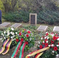 Bild vergrößern:Kranzniederlegung auf dem Magdeburger Westfriedhof zum Volkstrauertag am 19. November 2023. 