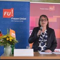Bild vergrößern:Die Landesvorsitzende der Frauen Union Sachsen-Anhalt Sabine Wölfer spricht beim Landesdelegiertentag dieser Vereinigung in Magdeburg am 24. Juni. 