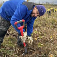 Bild vergrößern:Tobias Krull unterstützte am 25. Oktober eine Baumpflanzaktion der Heilberufe im Harz