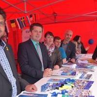 Bild vergrößern:Besetzung des Standes des Euroapabgeordneten Sven Schulze (2.v.l.) beim Europafest in Magdeburg am Pfingstwochenende