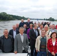 Bild vergrößern:Gemeinsames Gruppenbild der Vertreter der Fraktionen der CDU in den Stadträten von Braunschweig und Magdeburg und weiterer Gäste bei der gemeinsamen Schiffsfahrt über das Wasserstrassenkreuz