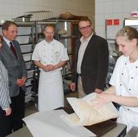 Bild vergrößern:Bei der Betriebsbesichtigung im Kaffeehaus Köhler die Bundestagsabgeordnete Heike Brehmer, der CDU-Kreisvors. Jürgen Scharf MdL, Konditormeister Jens Siewert, der Geschäftsführer Christian Köhler und die Gesellin Stefanie Plagge (v.l.n.r.) 