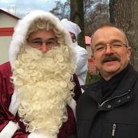 Bild vergrößern:Weihnachtsmann und CDU-Ortsverbandsvorsitzender Rüdiger Jeziorski und Fraktionsvorsitzender Wigbert Schwenke MdL bei der Eröffnung des Weihnachtsmarktes an der Düppler Mühle (v.l.n.r.) 