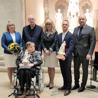 Bild vergrößern:Die Preisträger und die Laudatoren bei der Verleihung des Adelheid-Preises der Landeshauptstadt Magdeburg