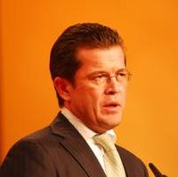 Bild vergrößern:Der Bundesverteidigungsminister Dr. Karl-Theodor Freiherr zu Guttenberg MdB bei seiner Rede zum Antrag 