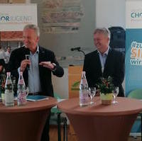 Bild vergrößern:Der Präsident des Chorverbandes Christian Wulff (Bundespräsident i.R.) und Andreas Schumann MdL bei einer Diskussion beim Chorjugendfestival.