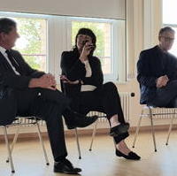 Bild vergrößern:Bei der Festveranstaltung 30 Jahre IGS Willy Brandt in der Diskussion OB Dr. Lutz Trümper, Bildungsstaatssekretärin Eva Feussner und Direktor E. Ruddat (v.l.n.r.)