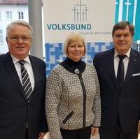 Bild vergrößern:Festredner Botschafter a.D. Dr. Axel Herrmann, Landtagspräsidentin Gabriele Brakebusch und Volksbund-Landesvorsitzender Dieter Steinecke am Rande der Gedenkveranstaltung im Landtag zum Volkstrauertag am 17.11.2019. (v.l.n.r.)