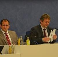 Bild vergrößern:Stadtrat Matthias Boxhorn und Stadtratsvorsitzender Andreas Schumann während der Januarsitzung im Präsidium (v.l.n.r.)