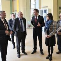 Bild vergrößern:Am 14. April besuchte eine Delegation unserer polnischen Partnerstadt Radom, darunter der Vizepräsident Rafa³ Rajkowski (g.l.), das Magdeburger Rathaus. Bei den Gesprächen mit dem Wirtschaftsbeigeordneten Rainer Nitsche war auch Stadtrat Hubert Salzborn (g.l.) anwesend.
