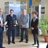 Bild vergrößern:Geschäftsführer Dr. Bernd Anders (l.) eröffnet die Ausstellung über die Arbeit der Deutschen Gesellschaft zur Rettung Schiffbrüchiger (DGzRS) im Saal der Partnerstädte des Alten Rathauses 