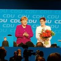Bild vergrößern:Die CDU-Bundesvorsitzende Dr. Angela Merkel mit der neuen CDU-Generalsekretärin Annegret Kramp-Karrenbauer nach deren Wahl in das neue Amt mit fast 99 Prozent am 26.02.2018 in Berlin