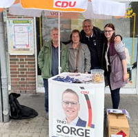 Bild vergrößern:Mitglieder des CDU-Ortsverbandes Diesdorf/Lindenweiler beim Infostand zur Bundestagswahl am 17.09.2021.